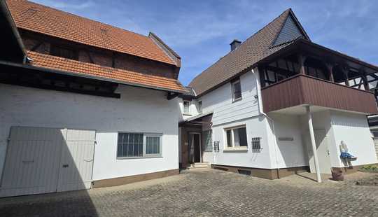 Bild von Nidderau: Hofreite im  alten Ortskern, großer Innenhof, Doppelgarage, Ausbauscheunen etc..