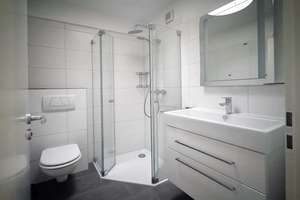 Lichtdurchfluteter Atrium Bungalow (4-Zimmer) mit Garten in Gräfelfing in ruhiger, sonniger Lage – Die vollständige Adresse der Immobilie erhältst du vom Anbieter., 82166 Gräfelfing – Vorschaubild 9