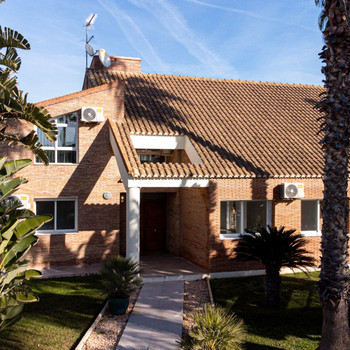 Freistehendes Chalet mit großem Grundstück und Pool in San Antonio de Benagéber