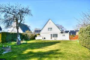 Travemünde. Einfamilienhaus auf EIGENLAND nahe Golfplatz/Strand. Massive Bauweise, sehr gepflegt! – Die vollständige Adresse der Immobilie erhältst du vom Anbieter., 23570 Travemünde, Lübeck – Vorschaubild 1