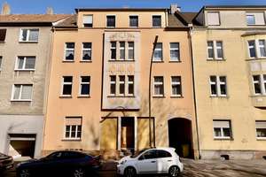 **Attraktives Mehrfamilienhaus mit acht Wohneinheiten und erheblichem Mietsteigerungspotential!**