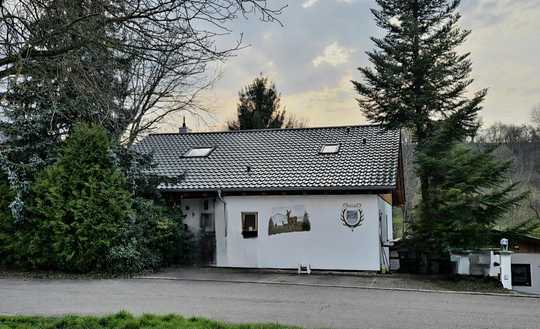 Wohnhaus mit Gewerbeanteil und Nebengebäude