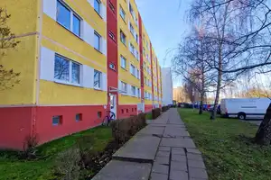 Nur wenige Stufen ins neue Wohnglück - sanierte 3 Zimmer Wohnung mit Balkon und EBK – Birkholzer Weg 8, 39128 Magdeburg – Vorschaubild 1