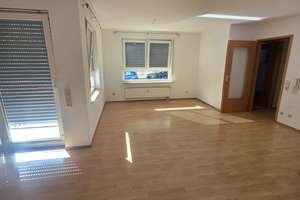 Lebendiger Wohnraum: 2,5-Zimmer-Wohnung in Esslingen am Neckar – Landenbergerstraße 14, 73728 Innenstadt, Esslingen am Neckar – Vorschaubild 3