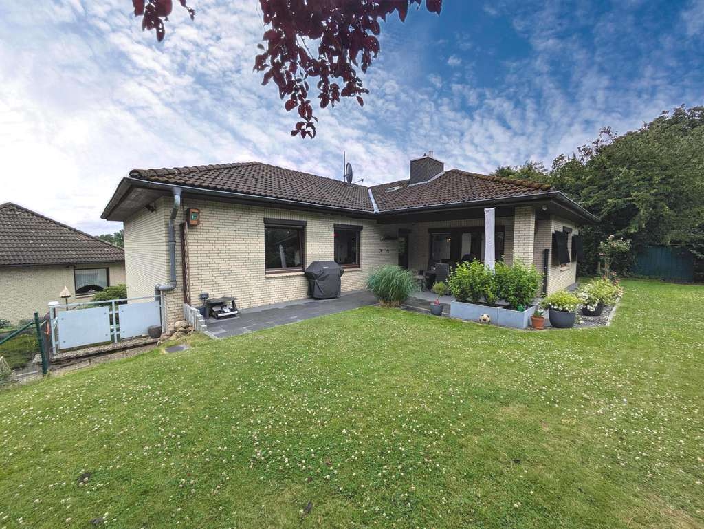 Immobilie in Harsefeld - Modernisiertes Einfamilienhaus in Hanglage mit barrierefreier Einliegerwohnung im Erdgeschoss - Bild 1