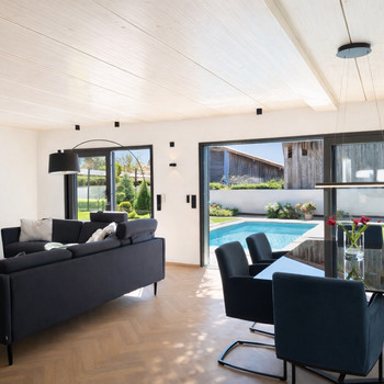 Neuwertige DHH (218 m²) mit Salzwasser-Pool & A+ Energie – provisionsfrei