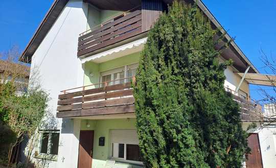 Gemütliches, freistehendes Einfamilienhaus mit Einliegerwohnung und zwei Garagen