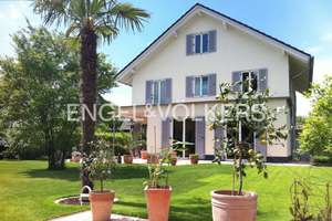 Freistehendes, lichtdurchflutetes Familienhaus mit Gartenidylle und moderner Technik