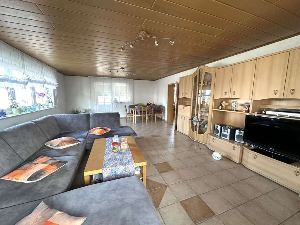 Immobilie in Großostheim - Attraktives Zweifamilienhaus mit großem Grundstück, Balkon und Doppelgarage - Bild 1