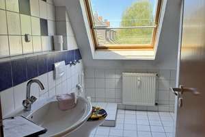 Moderne DG-Wohnung 98 qm, luftiges Wohnzimmer – Alsenplatz 3, 45138 Huttrop, Essen – Vorschaubild 8