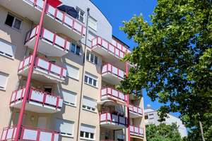 Lichtdurchflutete 2-Zimmer-Wohnung mit großem Balkon, Einbauküche und direktem U-Bahn-Anschluss
