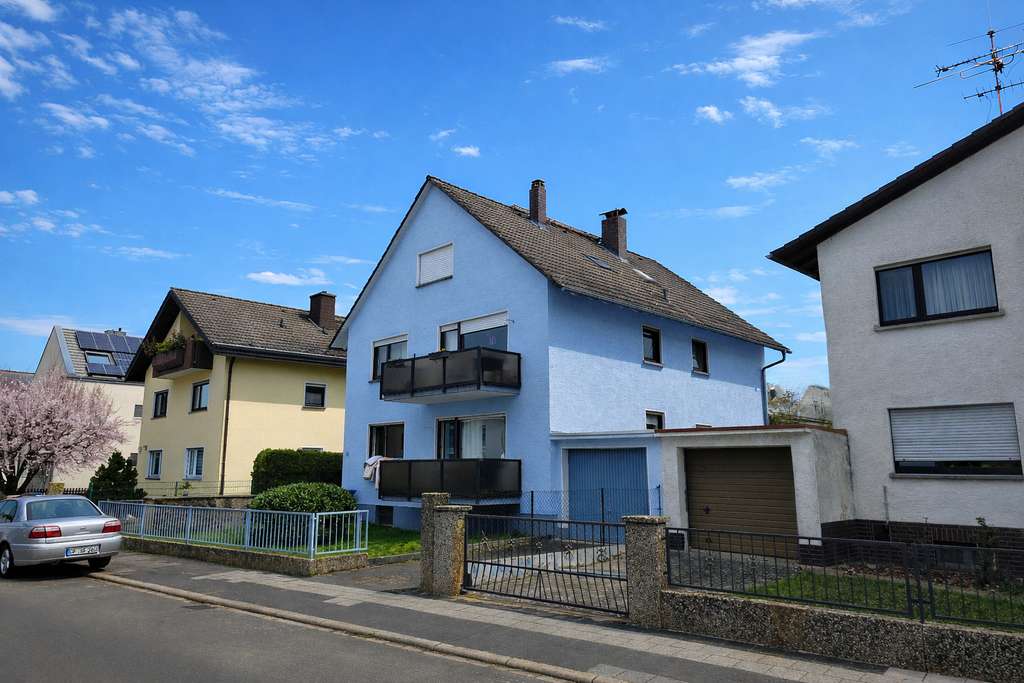 Immobilie in Mühlheim am Main - 7-Familienhaus in ruhiger Lage der Markwaldsiedlung mit 5 Garagen und zusätzlichem Stellplatz! - Bild 0