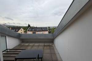 Modern kernsanierte Dachgeschosswohnung mit Dachterrasse in ruhigem 4-Familienhaus
