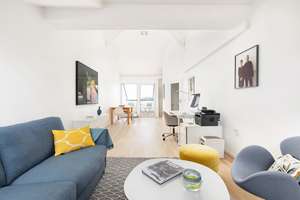 Prenzlauer Berg, Über den Dächern des Winskiezes: 2-Zimmer-Dachgeschoss, Terrasse, Blick ins Grüne