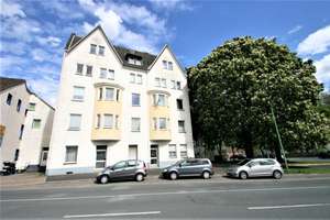 Frisch Renoviert!  Neues Bad 2 Zimmer im 3.OG rechts im gepfl. Haus! Stellplatz verfügbar!