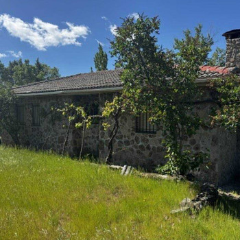 Haus mit Grundstück, Pool und Garage