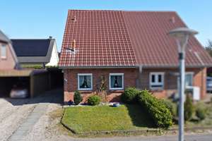 Gepflegte Doppelhaushälfte in Sackgassenlage – Die vollständige Adresse der Immobilie erhältst du vom Anbieter., 25813 Husum – Vorschaubild 2