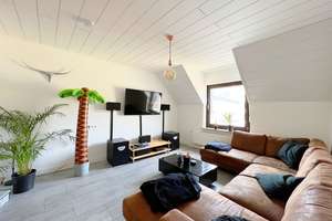 Helle Altbauwohnung mit Balkon und Einbauküche