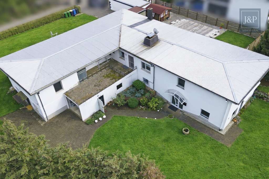 Immobilie in Lich - Mehrgenerationenwohnen in Lich – Zwei Häuser, Pool & großer Garten – vielseitig nutzbar - Bild 4