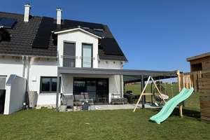 Neuwertige Doppelhaushälfte in Bestlage am Ortsrand – Modernes Wohnen mit Ruhegarantie