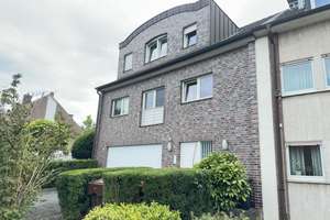 3.Fam.Haus mit jeweils 3Zi.Küche,Diele Bad und separates WC mit großen Balkonen und 30qm Terrasse.

