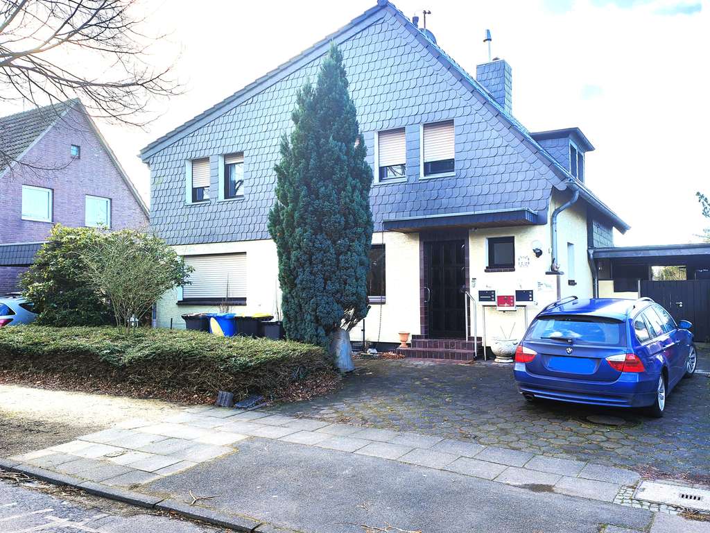 Schöne Eigentumswohnung im DG eines freistehenden Zweifamilienhauses mit Garten in Ruhiglage