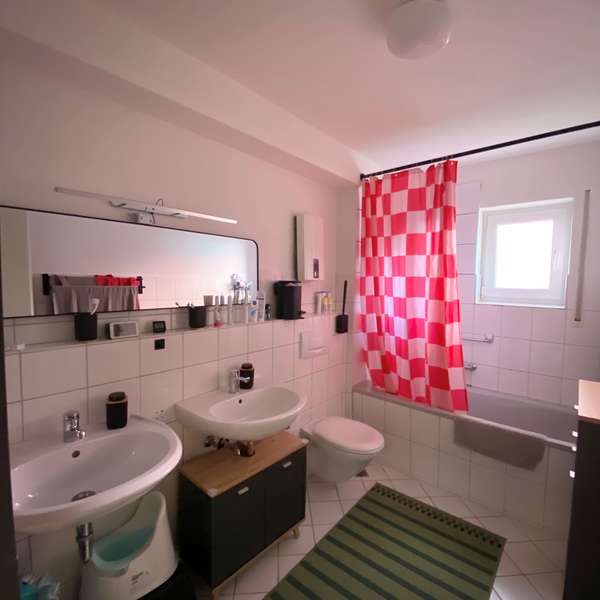 *** Großzügige, helle 5-Zimmer-Erdgeschoss-Wohnung mit Terrasse und Gemeinschaftsgarten ****