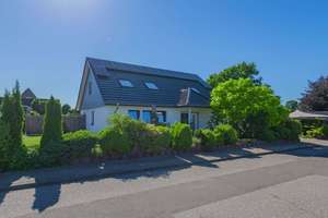 Energetisch umfassend saniertes Einfamilienhaus mit 5 Schlafzimmern und Doppelgarage in Nübbel