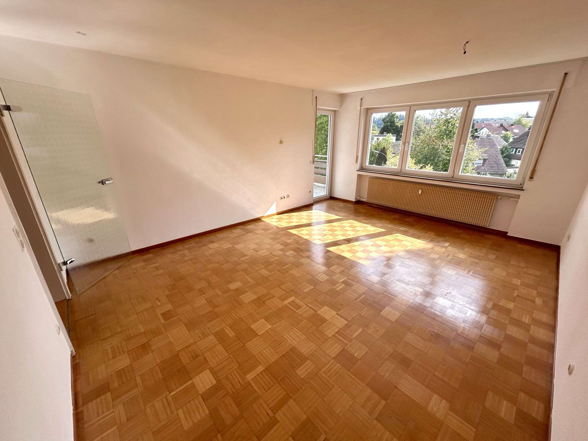 Immobilie in Ebersbach an der Fils - Helle 4-Zimmer Wohnung mit großem Südbalkon, Einbauküche, Garage und reichlich Stauraum - Bild 4