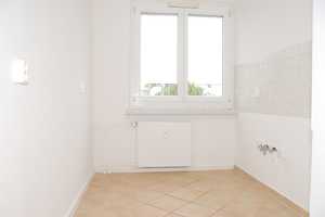 Familienwohnung mit Balkon und Tageslichtbad – Arthur-Strobel-Str. 26, 9127 Chemnitz – Vorschaubild 3