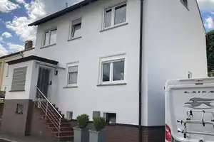 Attraktives sehr gepflegtes Zweifamilienhaus mit Garage, Sauna und Einbauküche in guter Wohnlage – Kassel (Kreis) – Vorschaubild 1