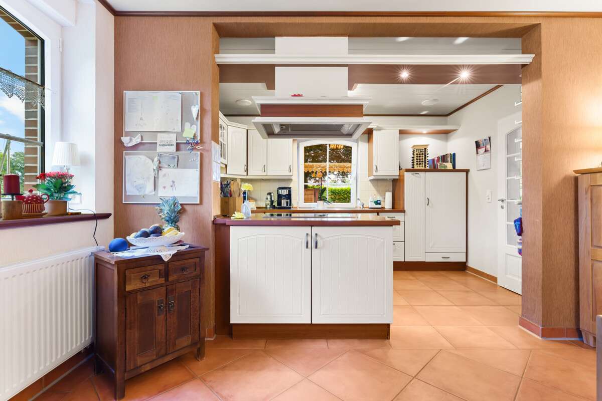 Wohnhaus mit zwei Wohneinheiten, einer Einliegerwohnung und einer Gewerbeeinheit in Reepsholt, Wittmund Kreis – Bild 3