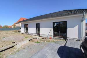 
Modernes Wohnen auf einer Ebene – Stilvoller Neubau-Bungalow in ruhiger Lage – Die vollständige Adresse der Immobilie erhältst du vom Anbieter., 6766 Bitterfeld-Wolfen – Vorschaubild 4