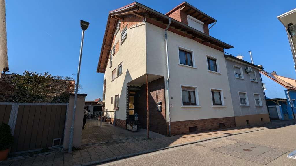 Immobilie in St. Leon-Rot - Reduzierung! 2-3 Familienhaus mit zusätzlicher Büroeinheit, Wintergarten, Garagen und Garten - Bild 3