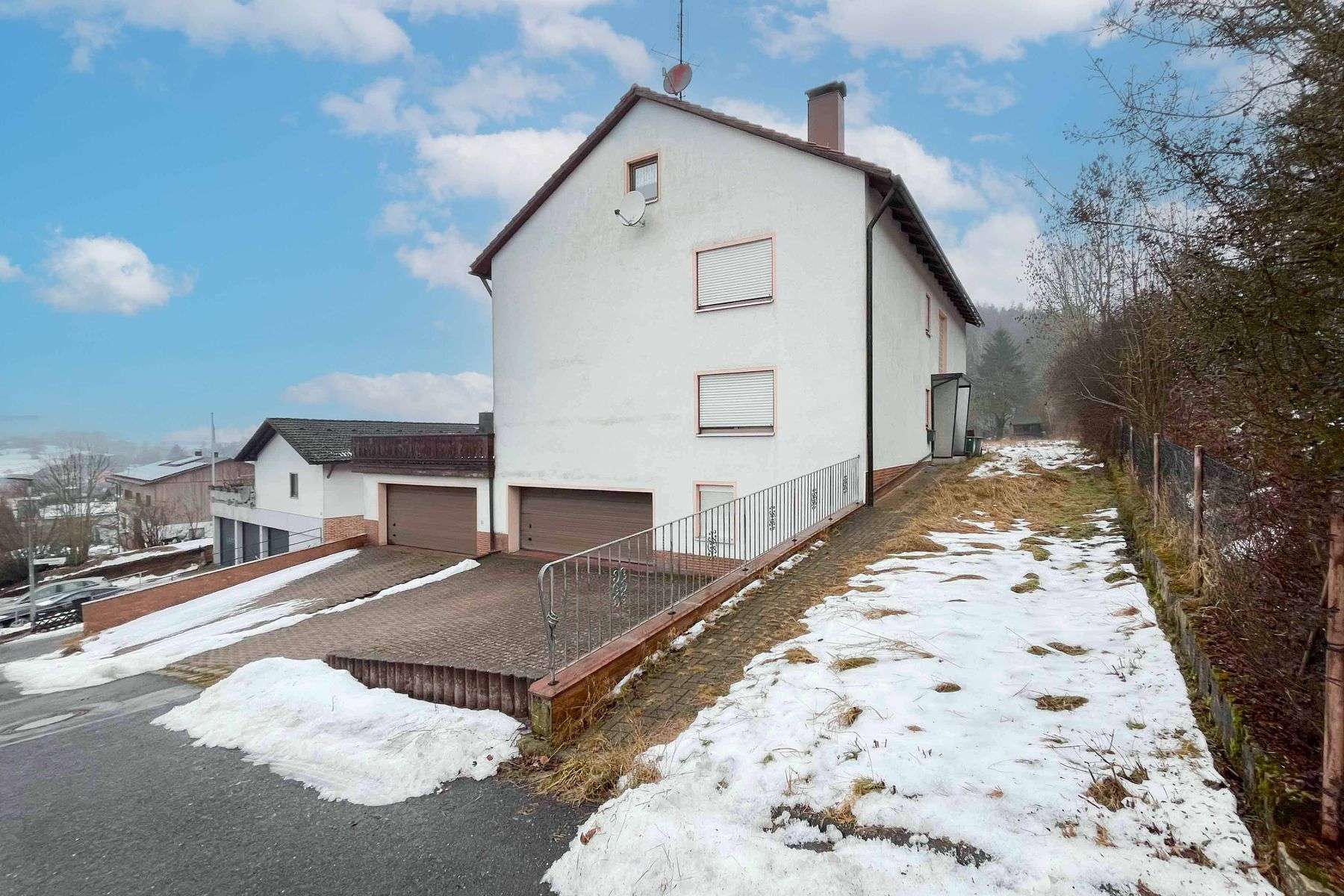 Platz für Generationen: Großzügiges Zweifamilienhaus mit Dachterrasse, Balkon & Ausbaureserve, Amberg Sulzbach Kreis – Bild 2