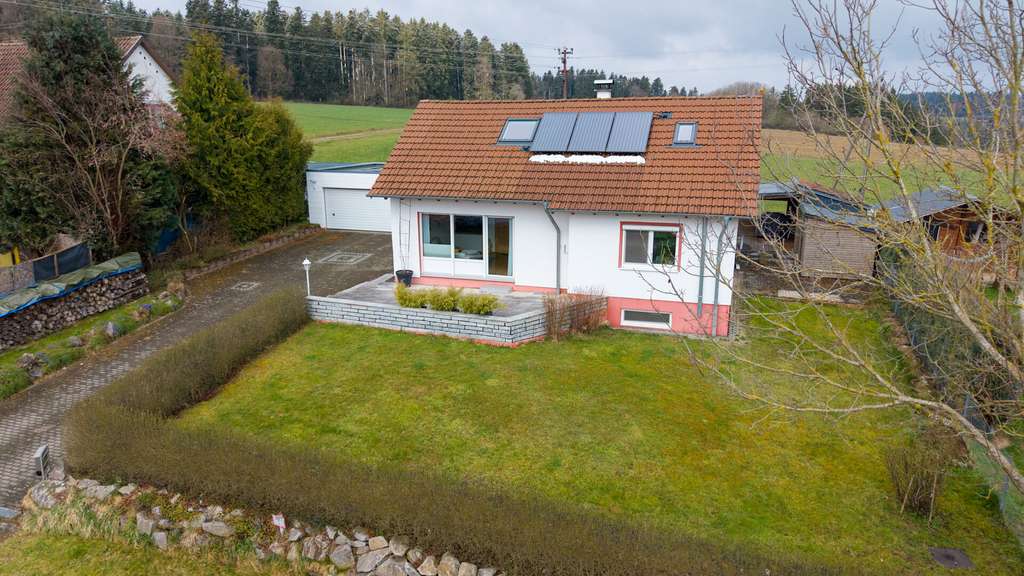 Immobilie in Deißlingen - Charmantes Eigenheim mit Terrasse, Kachelofen und sonnigem Garten - Bild 0