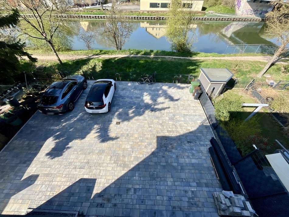 Hof und Stellplätze