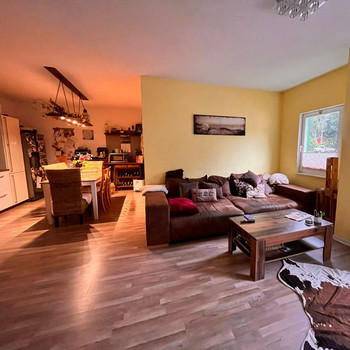 Grosszügige 5-Raumwohnung im Zweifamilienhaus (Oelsnitz)