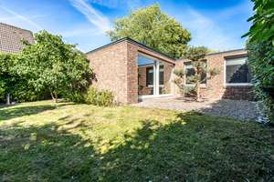 Besondere Immobilie: Winkelbungalow mit PV-Anlage, idyllischem Grundstück, Pavillon und Gartenteich – Die vollständige Adresse der Immobilie erhältst du vom Anbieter., 22547 Lurup, Hamburg – Vorschaubild 2