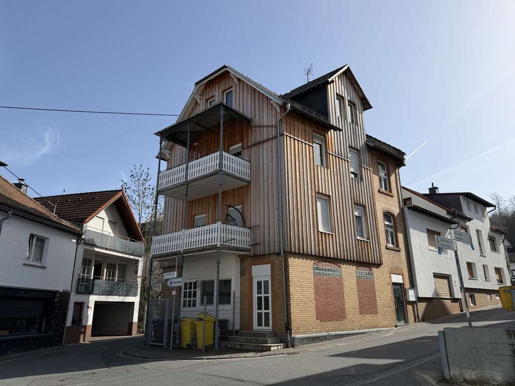 Immobilie in Schmitten - Schmitten im Taunus - Renditeobjekt - Mehrfamilienhaus mit 3 Eigentumswohnungen und Gewerbeeinheit - Bild 0