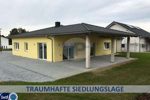 WALMDACHBUNGALOW MIT GARAGE UND CARPORT IN TRAUMHAFTER SIEDLUNGSRANDLAGE – Die vollständige Adresse der Immobilie erhältst du vom Anbieter., 94474 Vilshofen an der Donau – Vorschaubild 1