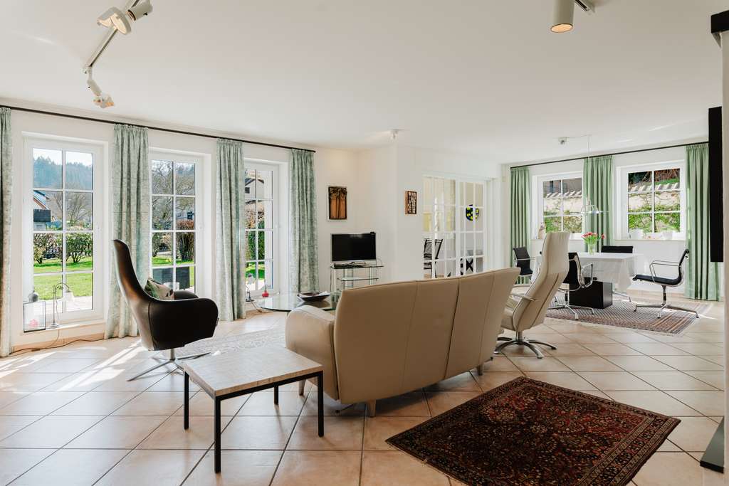 Immobilie in Sulzburg - Familienfreundliches Mehrgenerationen Wohnhaus mit schönem Garten in ruhiger Lage von Sulzburg - Bild 2