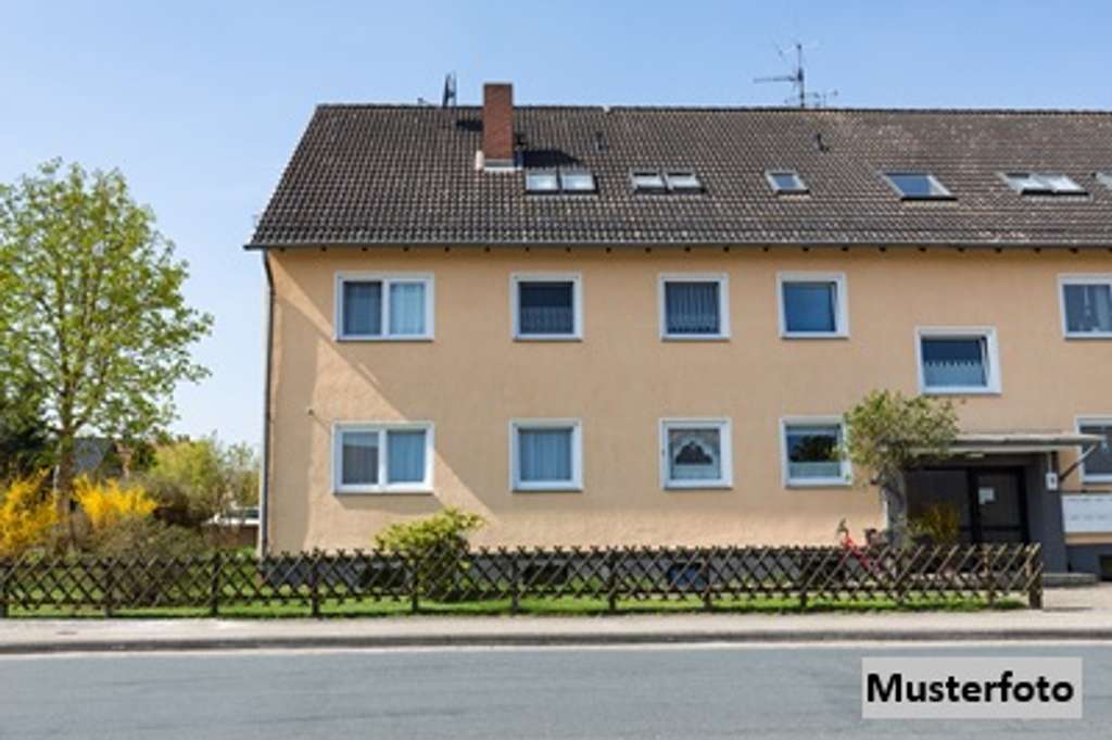 Dreifamilienhaus und 4er Garage