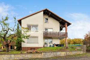 Teilvermietetes MFH mit 3 Wohneinheiten in ruhiger Lage von Oberelsbach-Weisbach – Die vollständige Adresse der Immobilie erhältst du vom Anbieter., 97656 Oberelsbach – Vorschaubild 1