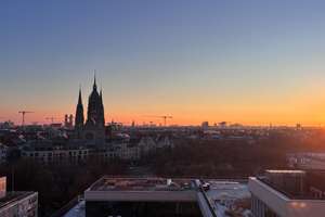 Panoramablick über die Theresienwiese: Helles 1-Zimmer-Apartment mit TG-Stellplatz – Theresienhöhe 6a, 80339 Schwanthalerhöhe (Ortsteil), München – Vorschaubild 1