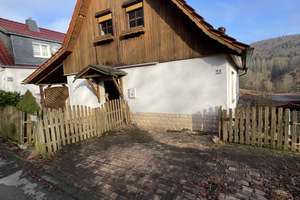 In schöner Ortsrand-/ Aussichtslage: Gepfl. EFH, u. a. mit Wintergarten, Kaminofen, Fußbodenheizung – Alte Weinstraße 33, 98554 Benshausen – Vorschaubild 3