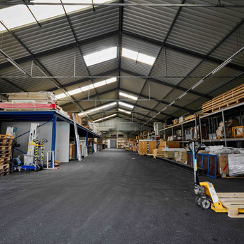 Leichtbauhalle in Gelsenkirchen Rotthausen | ebenerdige Durchfahrt | RUHR REAL