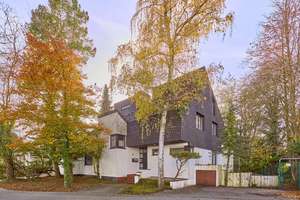 Architektenhaus mit zwei Wohneinheiten, Sauna, großem Grundstück und Waldrandlage zur Modernisierung