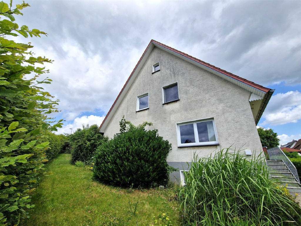 Immobilie in Warstein - Ruhe und Platz, auch für 2 Generationen: Ein-/Zweifamilienhaus mit Doppelgarage in Warstein!
 - Bild 2