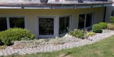 Modern geschnittene, helle Souterrain-Wohnung in Einfamilienhaus